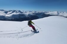 Skitouren Norwegen Abfahrt mit Fjord im Hintergrund